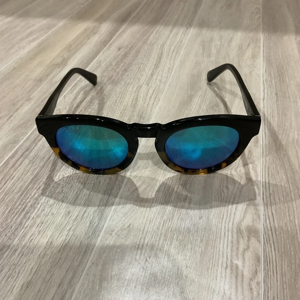 DIFF‎ Eyewear Wild + Free Sunglasses Black Tortoise Blue Mirror Lens Round Frame